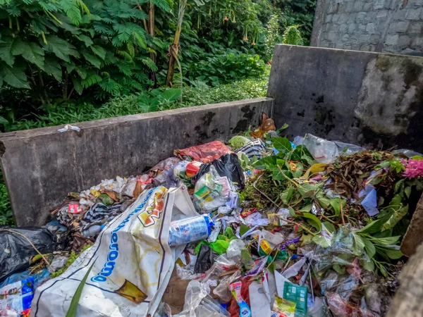 Köyün kıyısındaki çöp sığınağı, doğal atık, plastik, ev atıkları ve diğer şeylerle karıştırıldığında, özel bir yere atılmadan veya işlenmeden önce geçici bir yer olarak kullanılıyor..