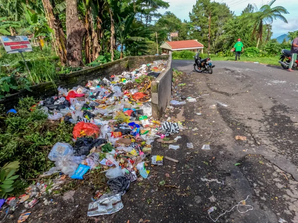 Köyün kıyısındaki çöp sığınağı, doğal atık, plastik, ev atıkları ve diğer şeylerle karıştırıldığında, özel bir yere atılmadan veya işlenmeden önce geçici bir yer olarak kullanılıyor..