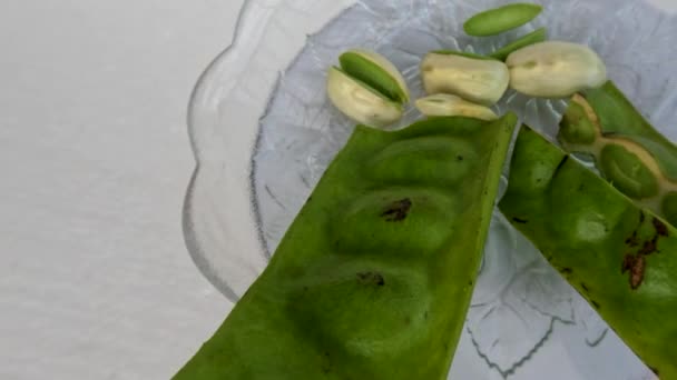 Горькие Кусочки Фасоли Зеленые Семена Очищены Помещены Небольшую Стеклянную Тарелку — стоковое видео