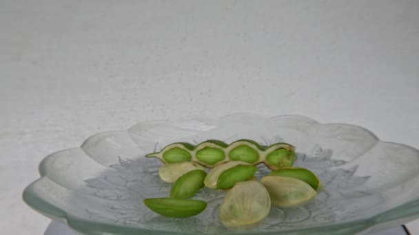 侧面观察苦豆片是绿色的 种子已经剥皮 放在一个小玻璃板上 用于新鲜蔬菜或烹调调味品 — 图库视频影像