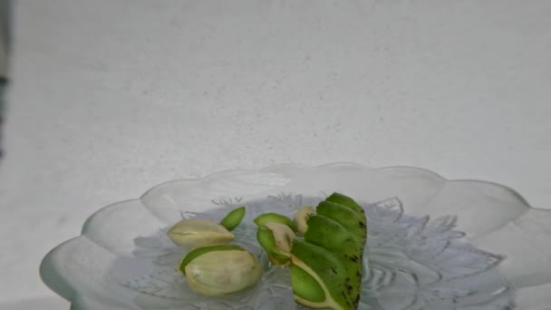 サイドビュービタービーンフルーツの部分は緑色で 種子は皮をむかれ 小さなガラス板に置かれ 新鮮な野菜や料理のスパイスに使われます — ストック動画