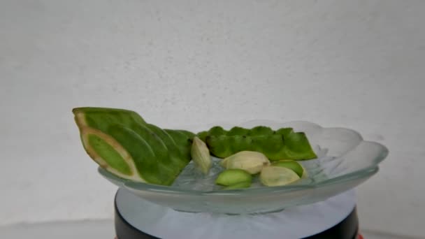 Vista Lateral Pedaços Frutas Feijão Amargo São Verdes Sementes Foram — Vídeo de Stock
