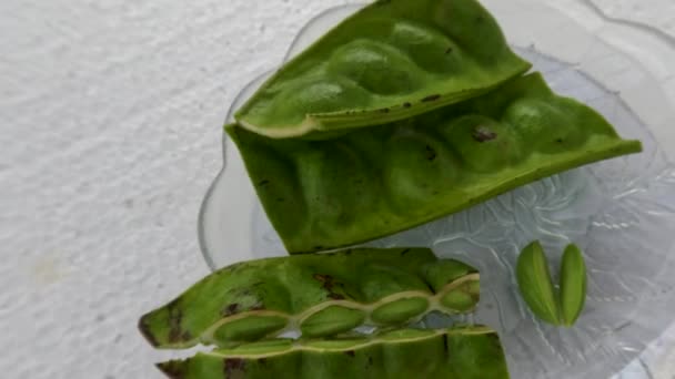 Горькие Кусочки Фасоли Зеленые Семена Очищены Помещены Небольшую Стеклянную Тарелку — стоковое видео