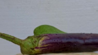 Sebze olarak kullanılmaya hazır büyük yeşil bir chayote, doğadan gelen besin malzemeleri.