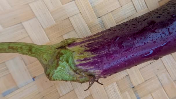 Eine Große Lila Aubergine Bereit Gemüse Natürliche Lebensmittelzutaten — Stockvideo