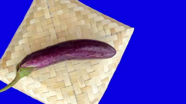 Büyük Mor Bir Patlıcan Sebzeye Dönüşmeye Hazır Doğal Besin Maddeleri — Stok video