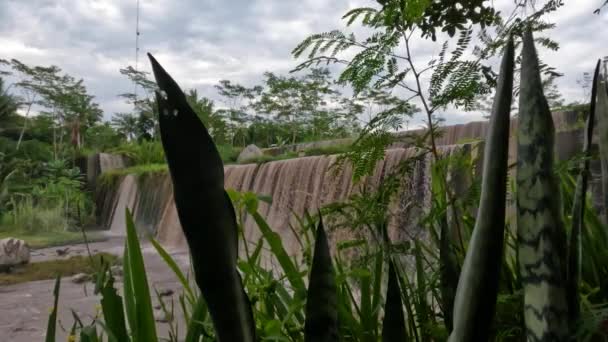 Vista Uma Cachoeira Cuja Água Está Nublada Porque Carrega Lama — Vídeo de Stock