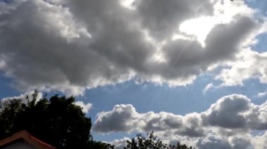 Mavi gökyüzünde beyaz bulutların hareket hızının artması, hava güneşli iken hafif bulutlu, tropikal hava ve iklimin değişmesi