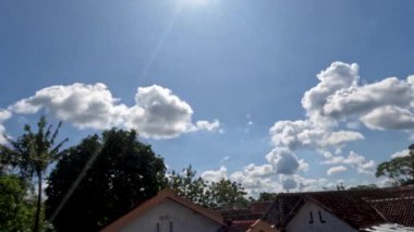 Mavi gökyüzünde beyaz bulutların hareket hızının artması, hava güneşli iken hafif bulutlu, tropikal hava ve iklimin değişmesi