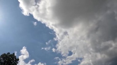 Mavi gökyüzünde beyaz bulutların hareket hızının artması, hava güneşli iken hafif bulutlu, tropikal hava ve iklimin değişmesi