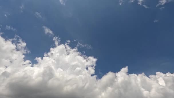 Временной Интервал Движения Белых Облаков Голубом Небе Изменение Погоды Солнечной — стоковое видео