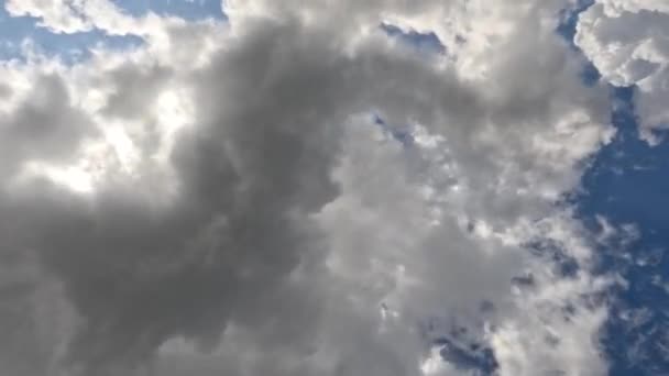 Mavi Gökyüzünde Beyaz Bulutların Hareket Hızının Artması Hava Güneşli Iken — Stok video