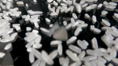 Kabukları soyulmuş, pişirilmeye ve tüketilmeye hazır pirinç taneleri Endonezya 'daki insanların temel gıdasıdır.