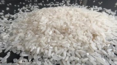 Kabukları soyulmuş, pişirilmeye ve tüketilmeye hazır pirinç taneleri Endonezya 'daki insanların temel gıdasıdır.