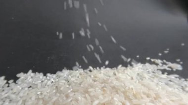 Kabukları soyulmuş, pişirilmeye ve tüketilmeye hazır pirinç taneleri Endonezya 'daki insanların temel gıdasıdır.