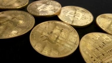 Siyah arkaplan, yatırım ve finans üzerinde uzanan bitcoin yüzeyi üzerinde kamera hareketi