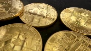 Siyah arkaplan, yatırım ve finans üzerinde uzanan bitcoin yüzeyi üzerinde kamera hareketi