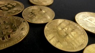 Siyah arkaplan, yatırım ve finans üzerinde uzanan bitcoin yüzeyi üzerinde kamera hareketi