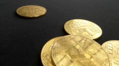 Bitcoin 'in bir yığın altın madeni para üzerindeki düşüşü karmaşık bir hal alır, finans ve yatırım kavramı