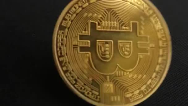 Bitcoin Fekete Alapon Forog Aztán Elnémul Padlón — Stock videók