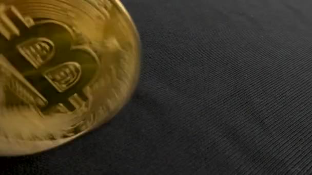 Ein Bitcoin Dreht Sich Auf Schwarzem Hintergrund Und Verstummt Dann — Stockvideo