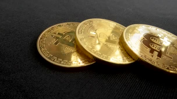 Gerakan Tangan Mengangkat Bitcoin Tergeletak Lantai Kehilangan Investasi — Stok Video