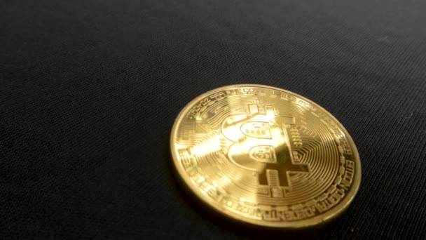 Die Fallende Bewegung Von Bitcoin Auf Schwarzem Hintergrund Wird Chaotisch — Stockvideo