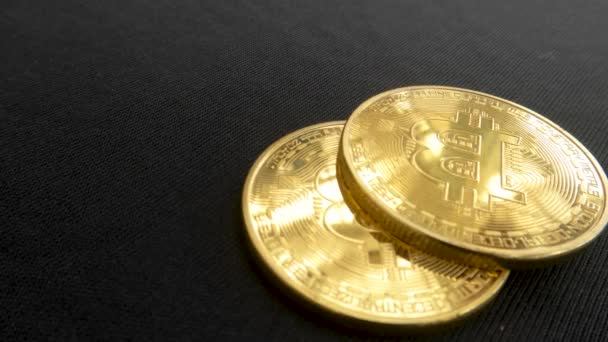 Den Fallande Rörelsen Bitcoin Svart Bakgrund Blir Rörigt Ekonomi Och — Stockvideo
