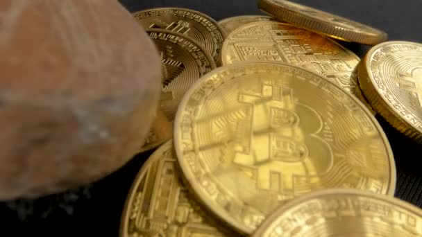 Haufen Goldfarbener Bitcoins Von Einer Schmutzreinigungsbürste Gefegt Verlorenes Anlagekonzept — Stockvideo
