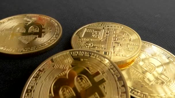 Dalende Beweging Van Bitcoin Een Zwarte Achtergrond Wordt Rommelig Financiën — Stockvideo