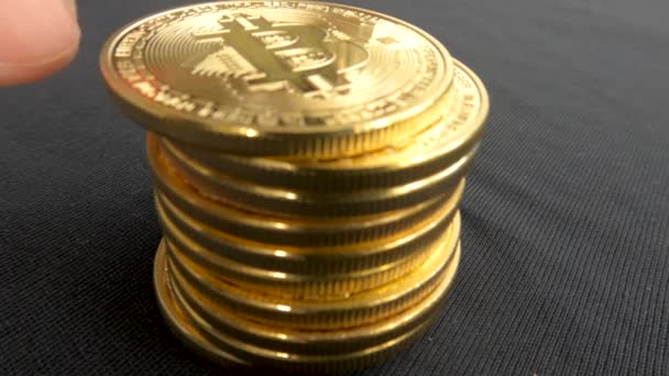 Egy Halom Aranyszínű Bitcoin Amit Egy Ujjhegy Tolt Aztán Darabokra — Stock videók