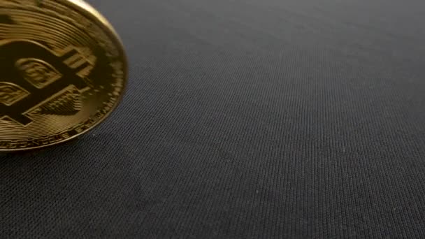 Guldfärgade Bitcoins Rulla Svart Bakgrund Och Falla Tyst Golvet — Stockvideo
