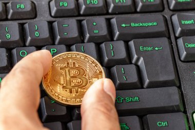 Bilgisayar klavyesinde el ele tutuşan bitcoin, dijital ödeme için kripto para