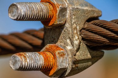 Çelik halatları bağlamak ve toplamak için kullanılan somunları ve cıvataları kapatın. Büyük gerilme kuvvetleri güçlü malzemeler gerektirir.