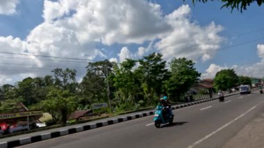SLEMAN, Indonezya - 26 HAZİRAN 2022. Yogyakarta şehrindeki okul tatillerinde Jalan Magelang bölümünde yoğun trafik sorunsuzdur. Covid-19 salgınından sonra toplumsal faaliyetler normale dönmeye başladı