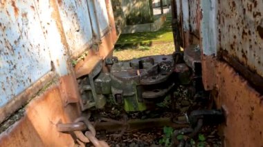 Artık kullanılmayan eski bir tren vagonu bağlantısı. Ambarawa, Central Java 'daki Endonezya demiryolu müzesi.