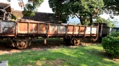 Artık kullanılmayan eski buhar treni vagonları, Ambarawa, Central Java 'daki Endonezya demiryolu müzesinin bir koleksiyonu.