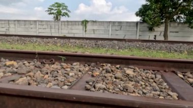 Endonezya 'da faaliyet gösteren dizel trenlerden pek de farklı olmayan antik buhar trenlerinin görünümü, Orta Cava, Ambarawa' daki Endonezya demiryolu müzesinin bir koleksiyonu.