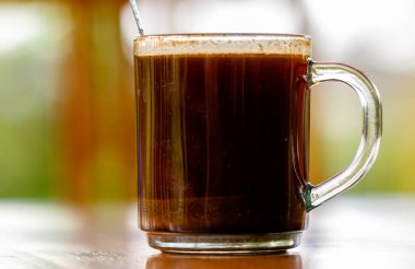 Fasulyeli robusta türünden bir fincan kahve. Aktiviteyi başlatmak için ruh hali artırıcı içecek olarak kullanılıyor.