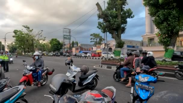 Yogyakarta Indonesia August 2022 Traffic Situation Denggung Traffic Light Afternoon — Stockvideo