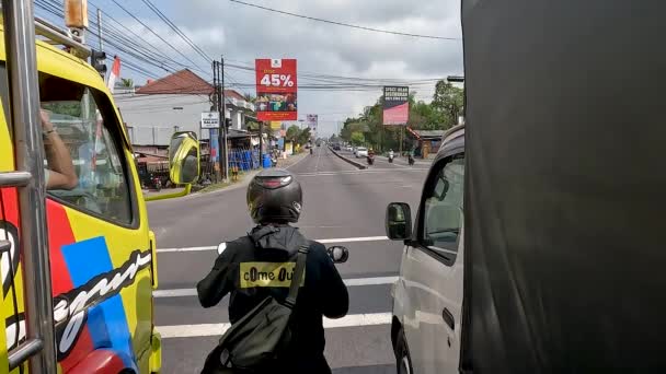 Sleman Ινδονησία Αυγούστου 2022 Ένας Μοτοσικλετιστής Σταματά Ένα Φανάρι Sandwiched — Αρχείο Βίντεο