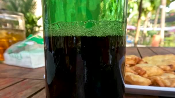 Green Bottle Containing Coffee Beer Whose Bubbles Bursting Coffee Mixed — Vídeo de Stock