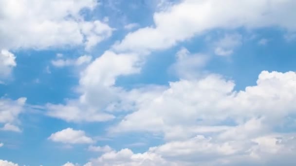 Prăbușirea Timpului Unui Grup Nori Albi Într Însorită Cer Albastru — Videoclip de stoc