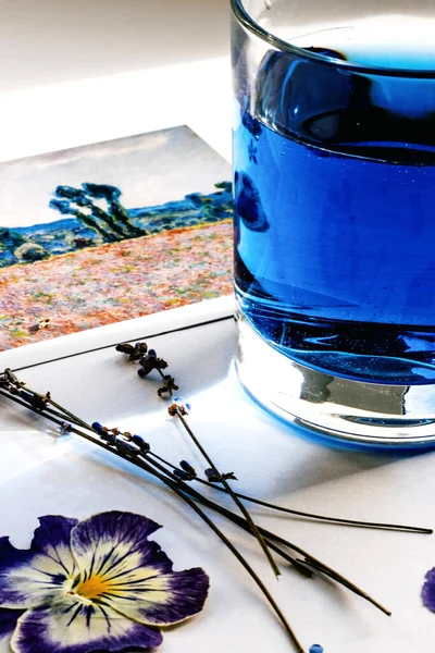 Masada bir bardak mavi çay.