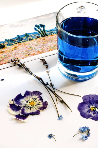 Masada bir bardak mavi çay.