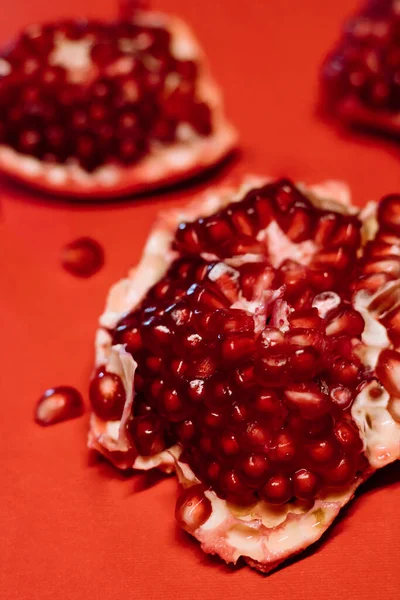 kırmızı zemin üzerinde olgun nar