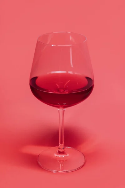 Bardakta kırmızı şarap.