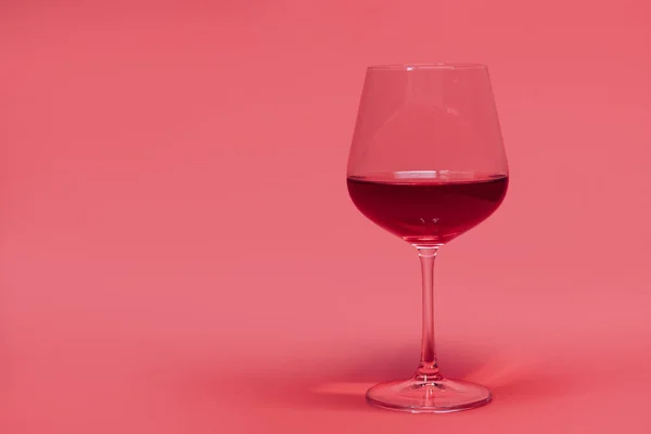 Bardakta kırmızı şarap.