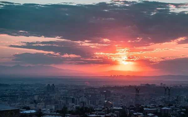 Прекрасний Захід Сонця Місті Тлі Гір — стокове фото