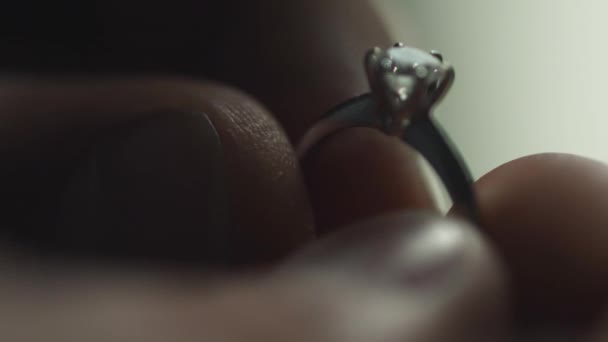 Juwelier Heeft Een Verlovingsring Met Een Diamant Prachtige Ring Met — Stockvideo